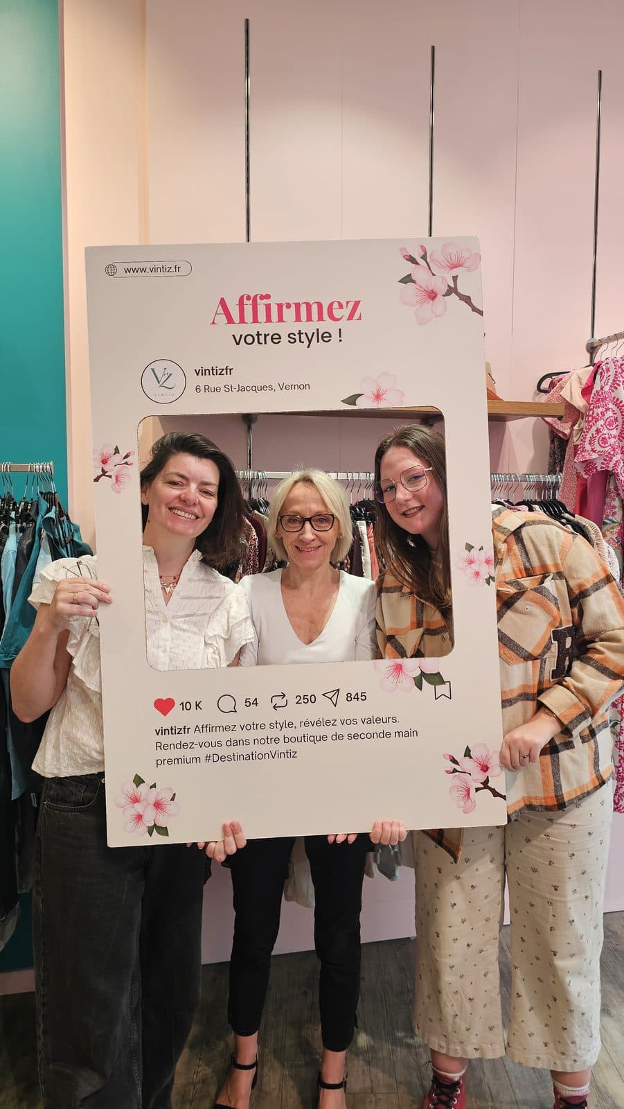 Trois clientes Vintiz avec le photocall #DestinationVintiz